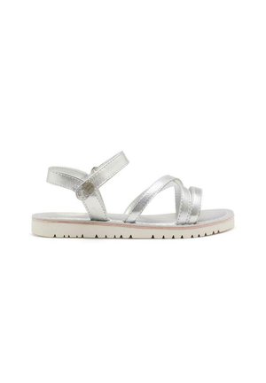 Sandalias metálicas plateadas con múltiples correas, superficie texturizada y una suela plana de goma blanca con un patrón en zigzag.