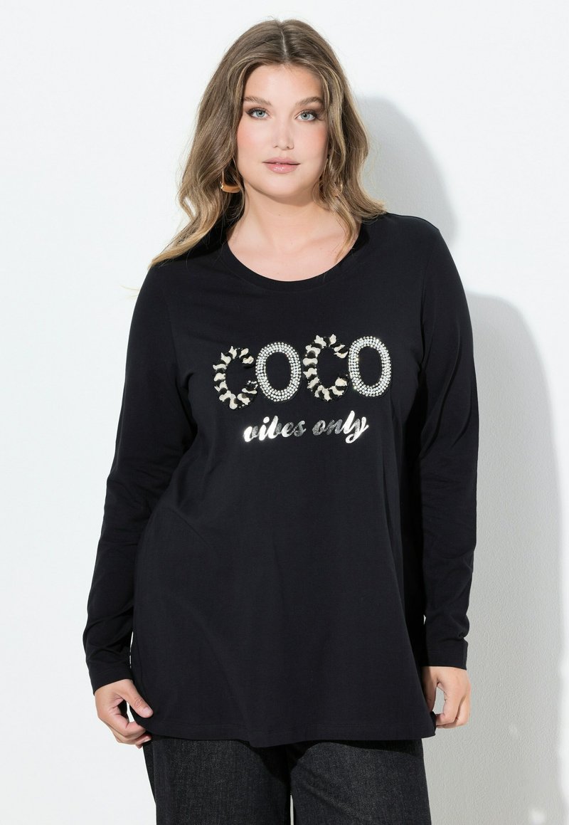 Schwarzes Langarm-T-Shirt mit den Aufschriften "COCO" und "vibes only" in metallischem Silber und Akzenten im Tierdruck. Aus Baumwolle gefertigt, mit lockerer Passform.