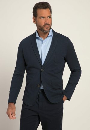 Marineblaues Sakko mit zwei Vorderaschen, Einknopfverschluss und glatter Textur, kombiniert mit einem hellblauen Hemd mit Knöpfen.
