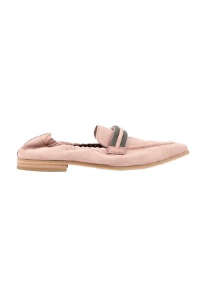 Chaussure plate en daim rose à enfiler avec arrière élastique, bout arrondi pointu, et bride décorative en tissu gris et rose sur le dessus.