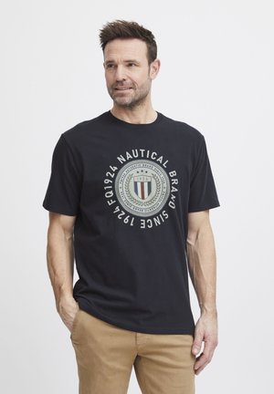 Crna pamučna majica s okruglim dizajnom loga na kojem piše "Nautical Bravo Since 1924" i središnjim grbom.