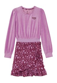Šaty s dlhým rukávom, ktoré majú rebrovaný fialový vrch s skladanými rukávmi a vínovočervenú kvetinovú riasenú sukňu. Na hrudi je potlač "ADORE" hnedou farbou.