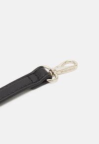 Svart läderrem med guldfärgad metalldetalj, med en låsning och präglad logotyp, slät textur med sömnadsdetaljer.