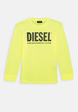 Lys gul langærmet skjorte med sort fed "DIESEL" og mindre "FOR SUCCESSFUL LIVING" tekst foran, rund hals.