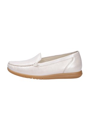 Mocassino slip-on in pelle bianca con suola in gomma color cuoio, cuciture visibili sulla tomaia e tacco basso, mostrato in vista laterale su sfondo bianco.