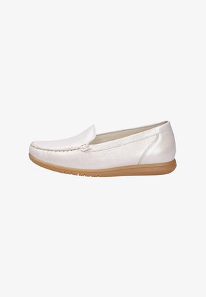 Mocassino slip-on in pelle bianca con suola in gomma color cuoio, cuciture visibili sulla tomaia e tacco basso, mostrato in vista laterale su sfondo bianco.