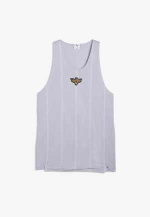 Lichtgrijze mouwloze sporttop met mesh-stof en een klein centraal geborduurd embleem dat lijkt op engelenvleugels met een halo.