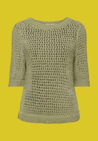 Pull tricoté vert clair à manches courtes avec motif ajouré, encolure, poignets et ourlet côtelés sur fond jaune.
