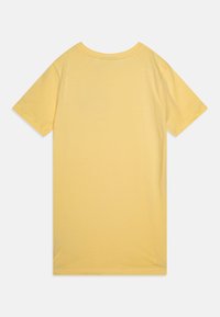 Kollane lühikeste varrukatega t-särk, mis on valmistatud pehmest puuvillast. Omab klassikalist ümarat kaelust ja sujuvat, ühtlase värvusega tekstuuri.