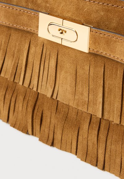 Tan-nahast käekott, millel on kullatooni kinniti ja narmastega detailid. Tekstuur on pehme, kihilised narmasteaktsendid.