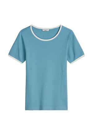 T-shirt bleu en maille à manches courtes avec bordure blanche au niveau de l'encolure et des bords des manches, étiqueté Marc O’Polo Denim.
