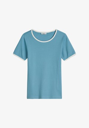 T-shirt bleu en maille à manches courtes avec bordure blanche au niveau de l'encolure et des bords des manches, étiqueté Marc O’Polo Denim.