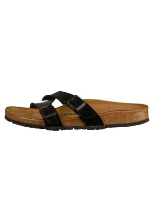 Brun sandal med korksål og to sorte justerbare remme med metalspænder, designet til afslappet brug og komfort.