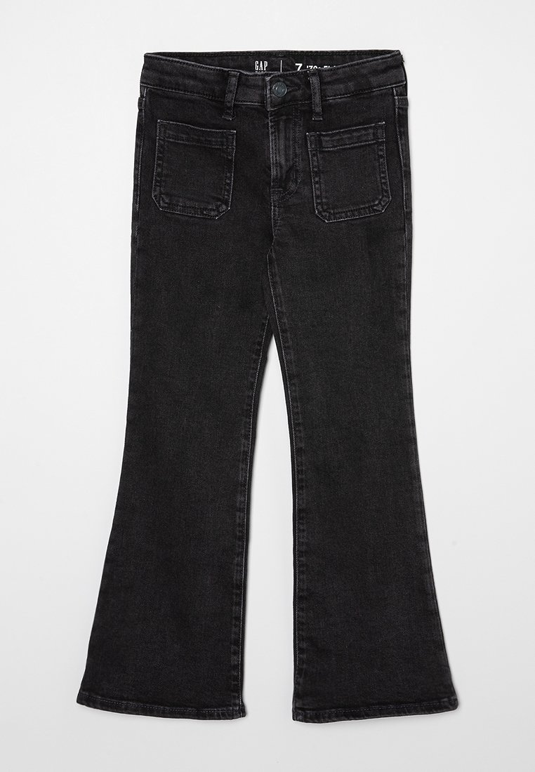 Jean flare en denim noir avec fermeture à bouton, deux poches arrière et une texture douce. Présente une légère décoloration le long des coutures pour le contraste.