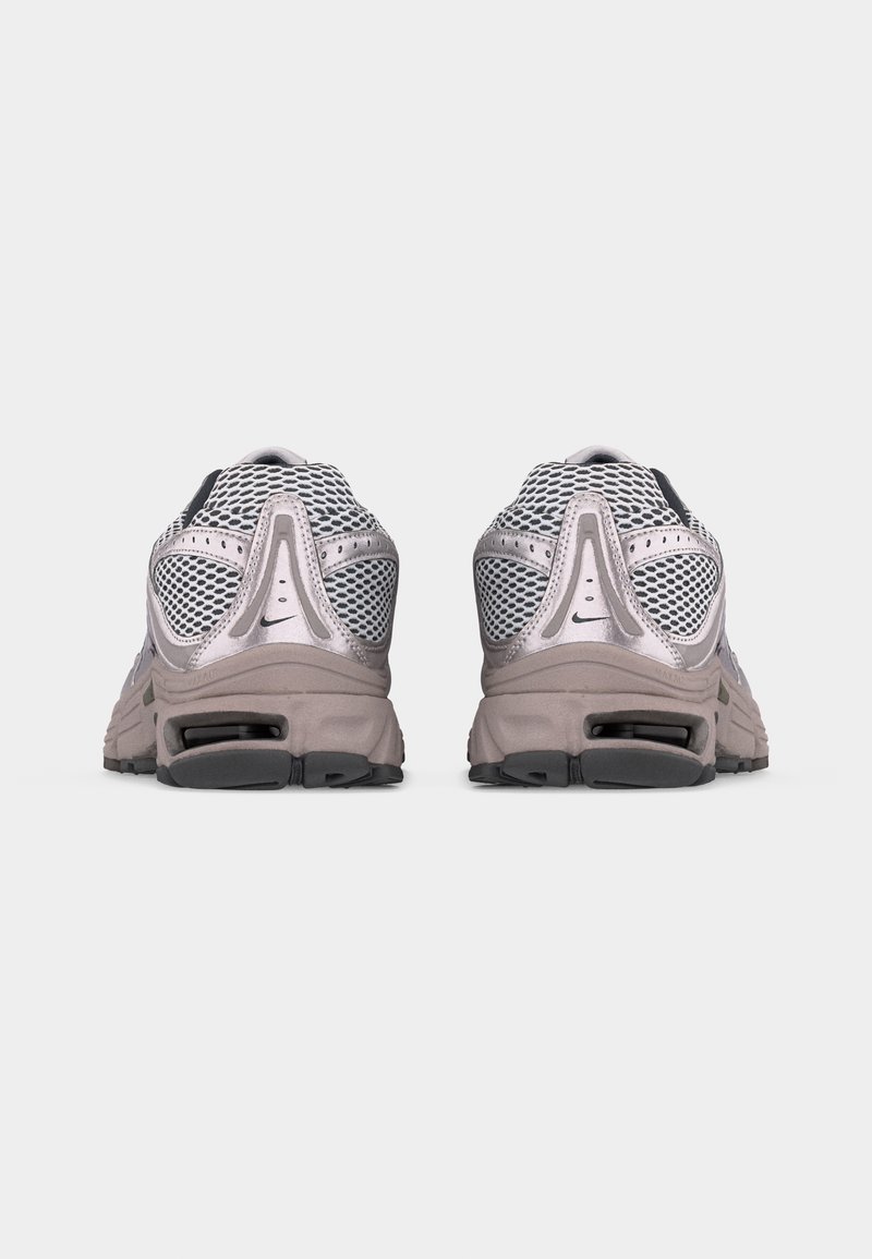 Nike Sportswear AIR MAX MOTO 2K - Tenisky - vast grey/college grey/iron grey/cave stone white/black/metallic silver-coloured/photon dust