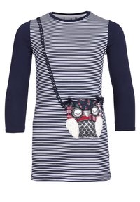 Tmavě modré a bílé pruhované šaty s dlouhými rukávy; obsahují kapsu ve tvaru sovy zdobenou látkou a výšivkami.