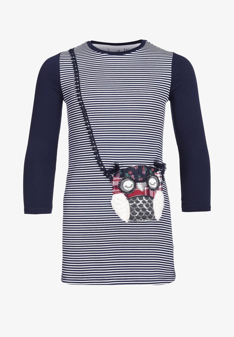 Tmavě modré a bílé pruhované šaty s dlouhými rukávy; obsahují kapsu ve tvaru sovy zdobenou látkou a výšivkami.