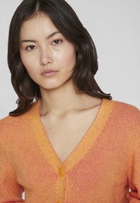 VILA VIRIL - Adīta jaka - solar power/tigerlily