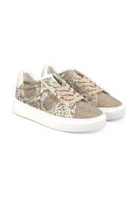 Sneaker con un motivo in pelle di serpente beige e lacci taupe, caratterizzati da un materiale testurizzato sulla parte superiore, suola in gomma bianca e accenti decorativi.