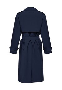 Granatowy płaszcz trencz z paskiem w talii, pagonami na ramionach, tylną patką przeciwdeszczową oraz paskami przy mankietach, widoczny od tyłu.