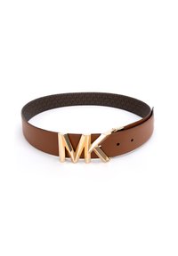 Cintura in pelle marrone con fibbia MK dorata, con una superficie liscia e una cintura interna a motivo.