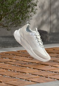 Nem kiválasztott, bright white/silver-coloured