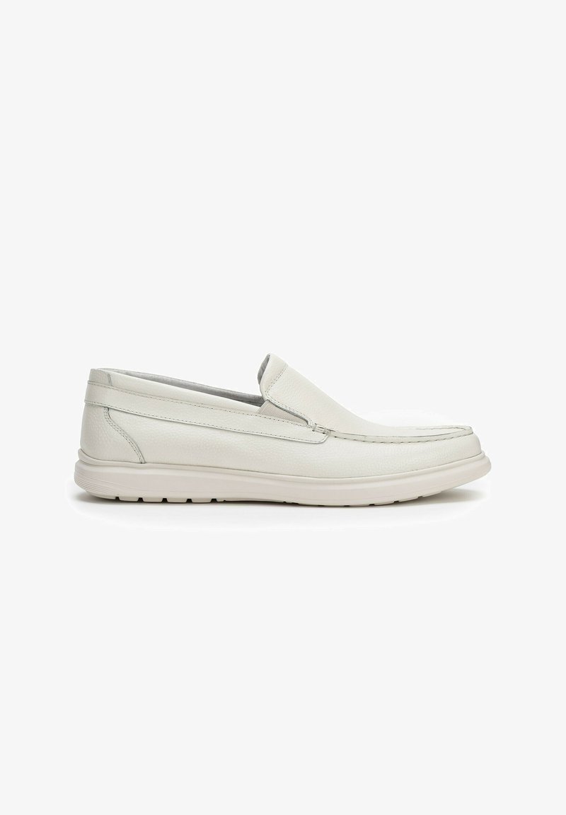 Witte leren instap schoenen met een gestructureerd oppervlak, een ronde neus en een platte rubberen zool. Met stiksels accent en een laag profiel ontwerp.