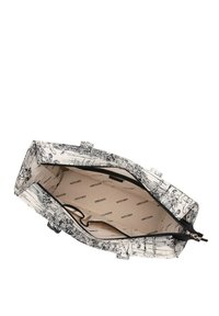 Sac en toile avec un design de carte noir et blanc. Doté d'une fermeture éclair et d'un intérieur beige avec un logo de marque répétitif. Doublé avec des poches.