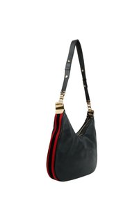 Sac à bandoulière en cuir noir avec un détail latéral à rayures rouges et noires, des ferrures couleur or et une bandoulière réglable avec des accents de boutons.