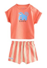 Koralfarbenes kurzärmliges Shirt mit blauem Affen-Graphic und dem Text "HAPPY", kombiniert mit cremefarbenen Shorts mit koralfarbenen vertikalen Streifen. Weicher Stoff.