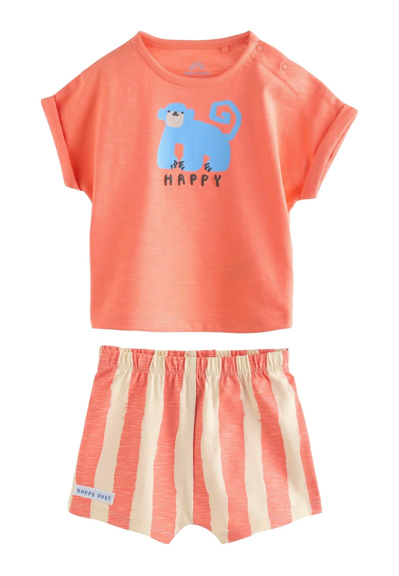 Koralfarbenes kurzärmliges Shirt mit blauem Affen-Graphic und dem Text "HAPPY", kombiniert mit cremefarbenen Shorts mit koralfarbenen vertikalen Streifen. Weicher Stoff.