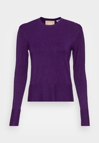 Pull violet en tricot avec manches longues, col rond, poignets et ourlet côtelés, et une texture lisse. Étiquette visible au niveau du col.
