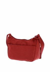 Sac à épaule en tissu texturé rouge avec un compartiment principal zippé, une poche extérieure et une sangle réglable pour le transport.