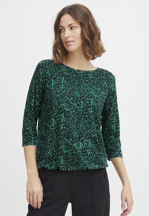 Grön och svart leopardmönstrad topp med rund halsringning och trekvartslång ärm. Tillverkad av ett mjukt, lätt material. Avslappnad passform.