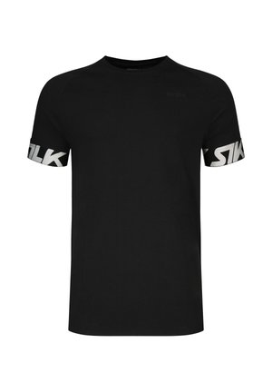 Svart T-skjorte med korte ermer og hvit fet tekst på begge ermene nær mansjettene, ensfarget foran med rund hals.