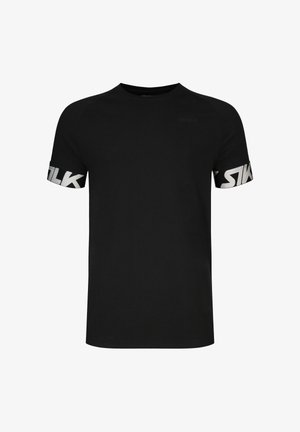 Svart T-skjorte med korte ermer og hvit fet tekst på begge ermene nær mansjettene, ensfarget foran med rund hals.