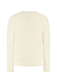 Off-white gebreide trui met lange mouwen, geribde ronde hals, manchetten en zoom, weergegeven vanaf de achterkant op een witte achtergrond.