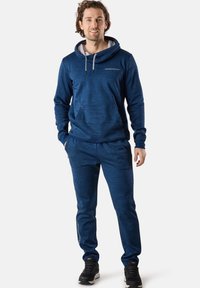 Marineblaue Sporthoodie und passende Jogginghosen aus weichem Stoff, mit großer Fronttasche und Kapuze mit Kordelzug, sowie Logo-Akzenten.