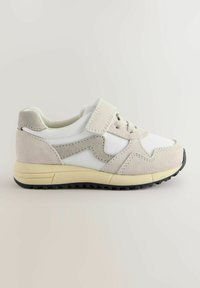 Witte en grijze sportieve schoen met een bovenwerk van suede en mesh, verstelbare band en een gestructureerde zwarte rubberen zool. Laag profiel ontwerp.
