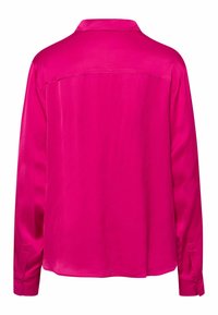 Blouse rose vif à manches longues avec col, poignets boutonnés et tissu lisse légèrement brillant, vue de dos.