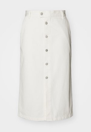 Jupe midi en denim blanc avec une silhouette droite. Présente une fermeture à boutons à l'avant, des passants de ceinture et un ourlet simple.