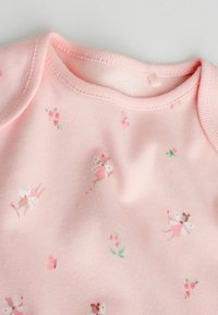 Roosa puuvillane imikukombe haldjate ja lillemustriga, ümara kaeluse ja peene soonikservaga. Pehme tekstuur ja kerge disain.