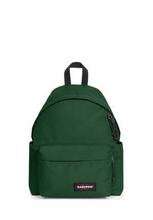 Grön tygryggsäck med rundad topp, dragkedjestängd huvudfack, framficka och ett handtag upptill. Innehåller logotypmärke och strukturerad yta.