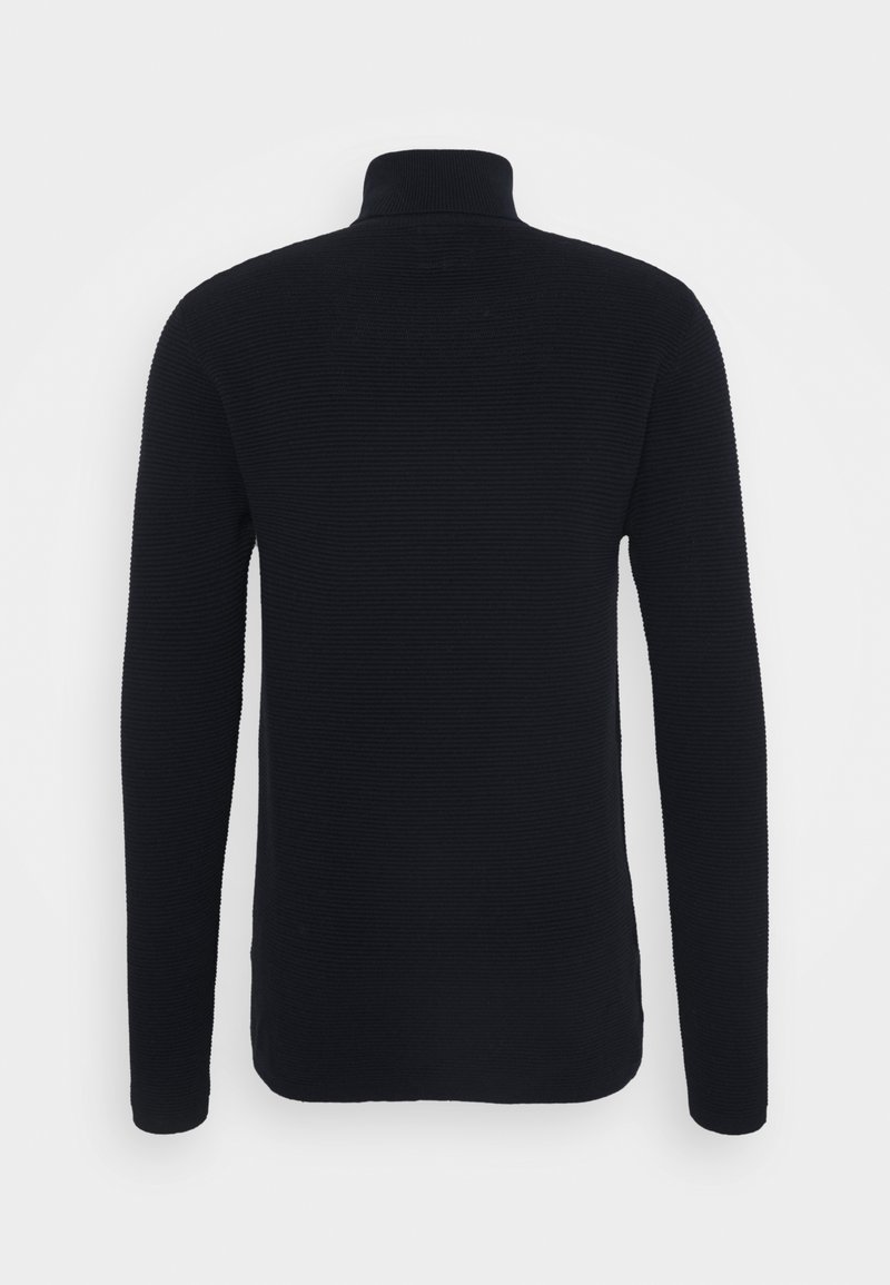 Schwarzer gerippter Langarmpullover mit hohem Rollkragen, von hinten auf einem weißen Hintergrund gezeigt.