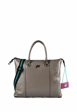 Grau strukturierte Lederhandtasche mit doppelten Griffen, schwarz- und türkis gestreiftem Schulterriemen und einem kleinen pinkfarbenen Täschchen, das mit einer blauen Schnur befestigt ist.