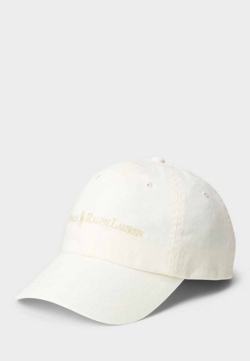 Kokvilnas beisbola cepure off-white krāsā ar izšūtu "Polo Ralph Lauren" logotipu gaiši bēšā krāsā, izliekta mala un ventilācijas acu caurumi.