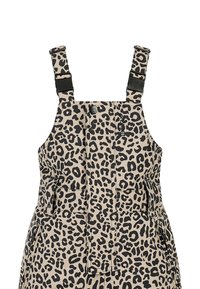 Overall met luipaardprint in beige en zwart, voorzien van verstelbare banden, knoopdetails en zijzakken voor een functioneel ontwerp.