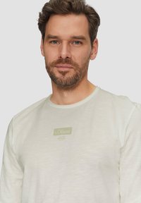 s.Oliver LOGO MIT ROLLKANTE UND STRUKTUR - Long sleeved top - weiß