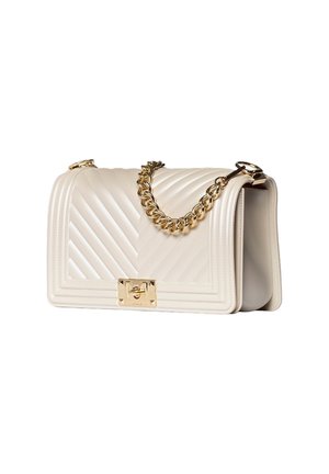 Borsa a tracolla in pelle bianca trapuntata con catena dorata, chiusura metallica e forma strutturata. Presenta cuciture diagonali e una texture morbida.