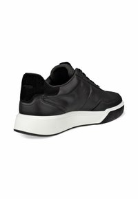 Sneaker in pelle nera con accenti in suede nero testurizzato, suola in gomma bianca e colletto imbottito. Presenta un design con lacci e dettagli di cucitura.
